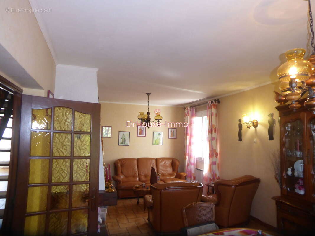Maison à SAINT-MITRE-LES-REMPARTS