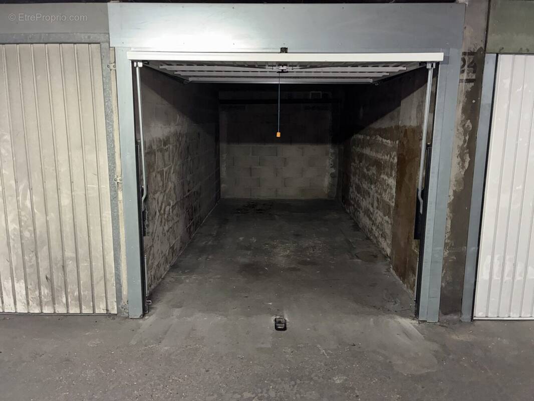 Parking à PARIS-18E