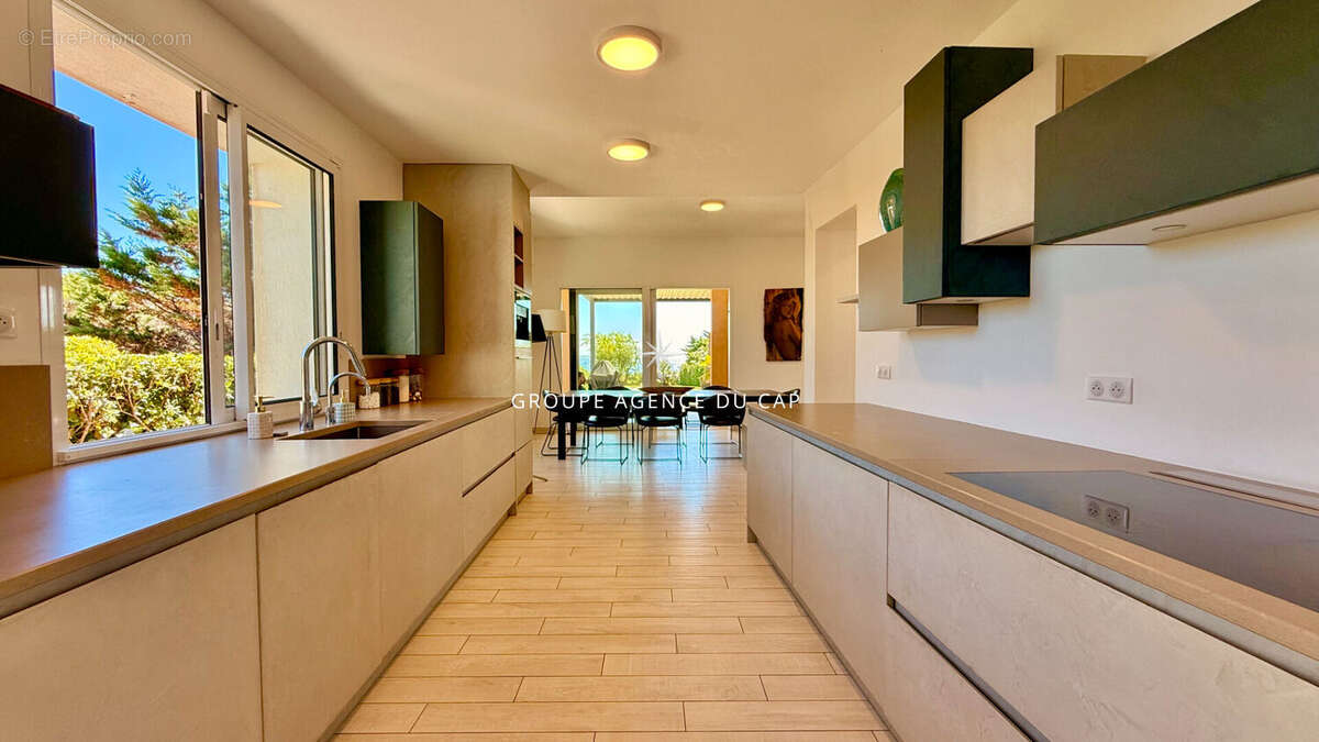 Villa pieds dans l'eau 7 pieces avec piscine vue golfe de saint tropez, aux issambres - photo 10