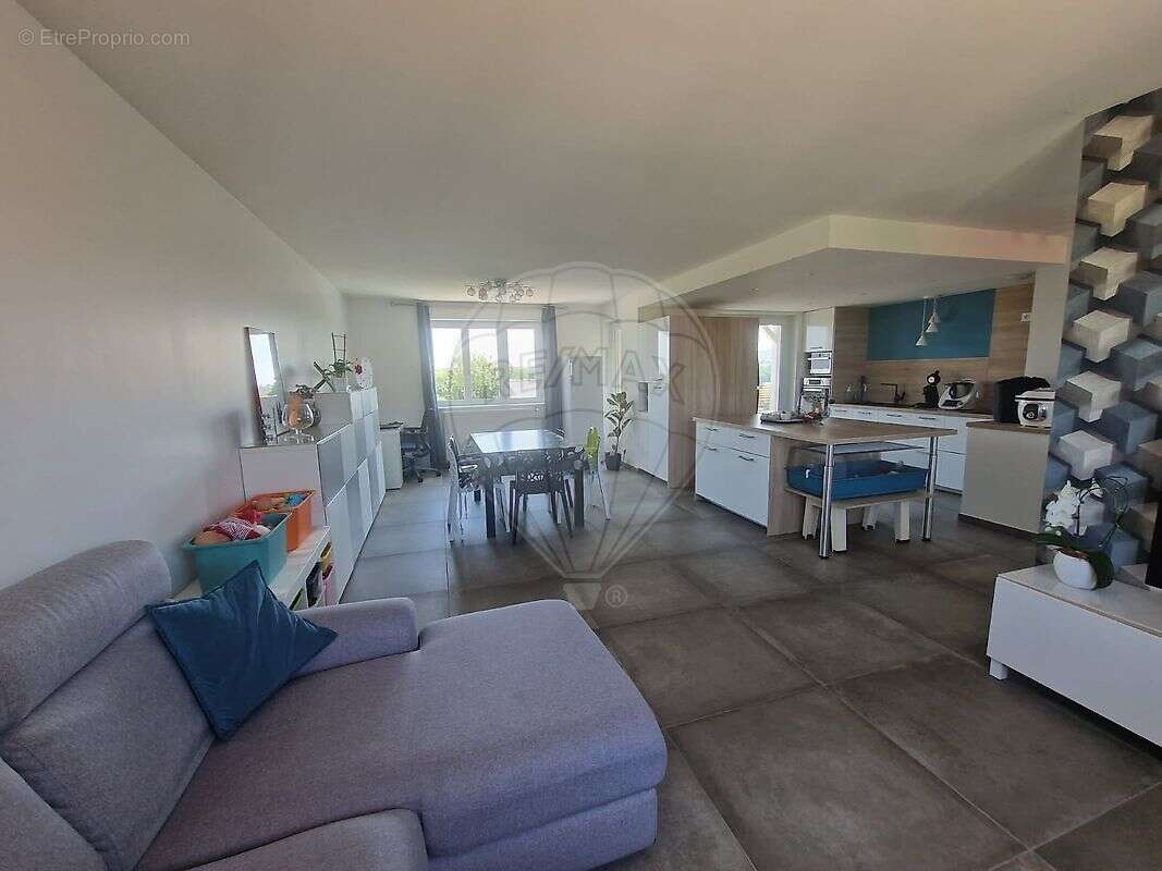 Maison à SAINT-ETIENNE-DES-OULLIERES