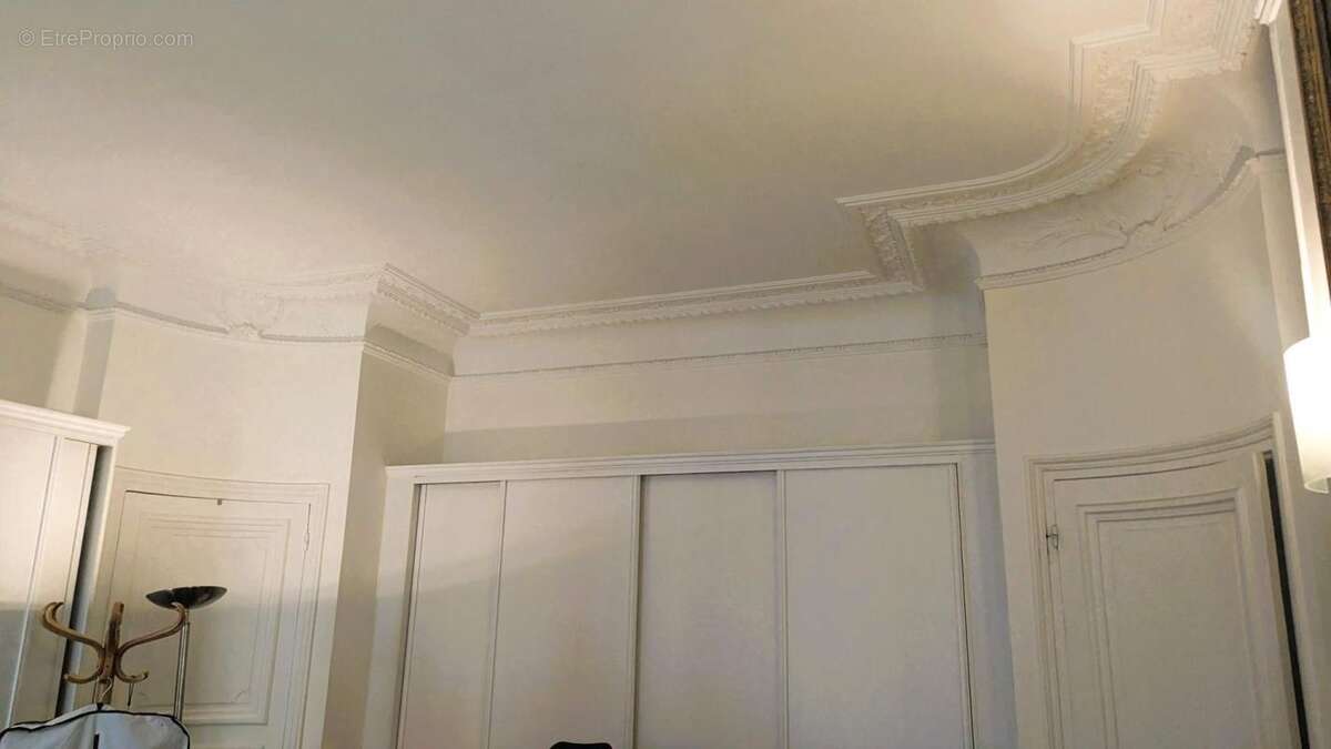 Commerce à PARIS-9E