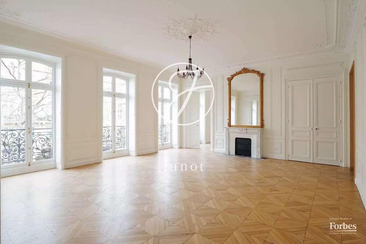 Appartement à PARIS-8E