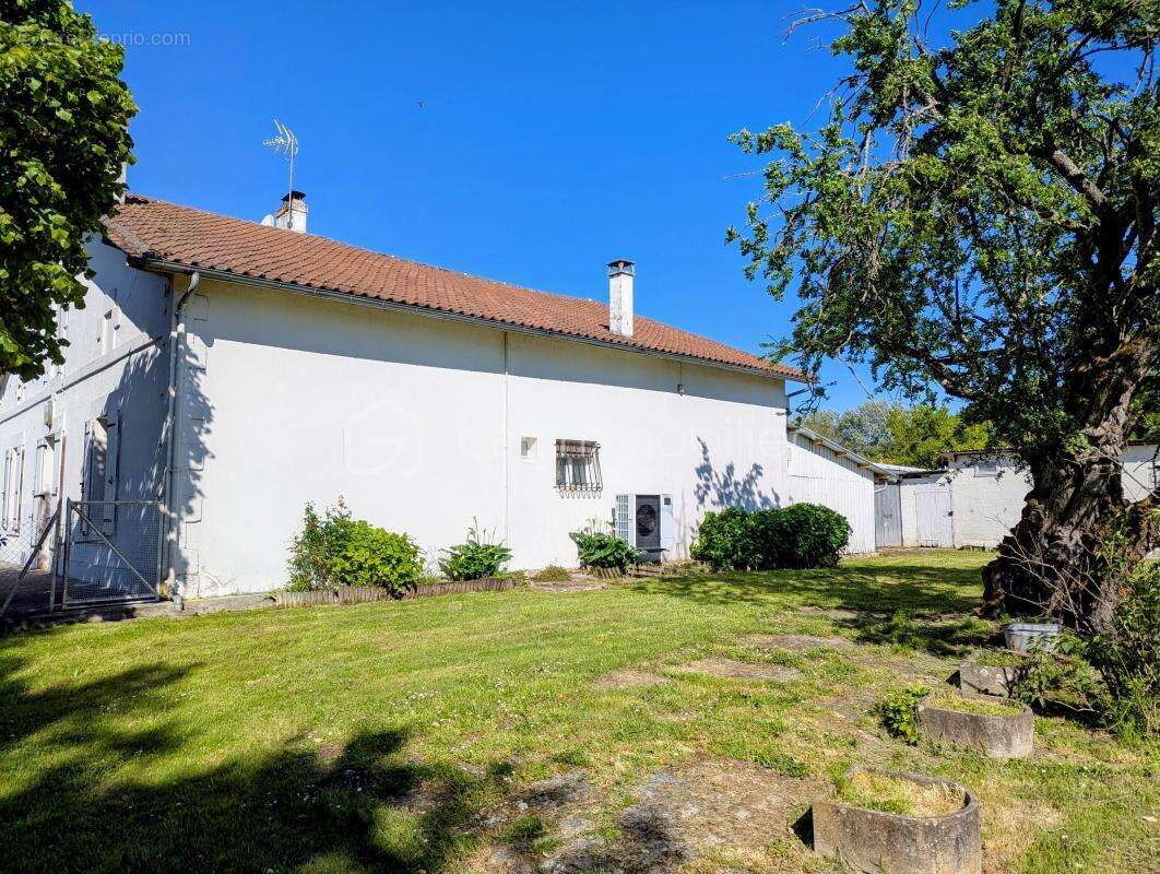 Maison à SAINT-CHRISTOPHE-DE-DOUBLE