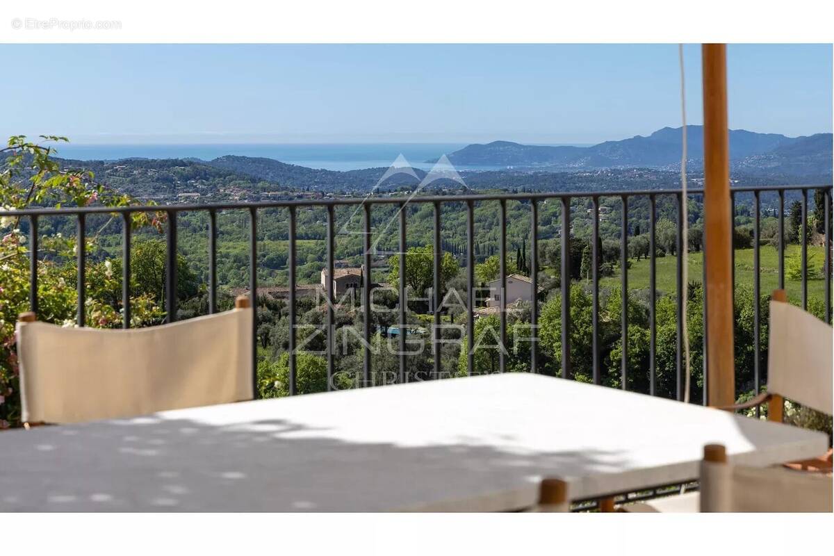 Maison à CHATEAUNEUF-GRASSE