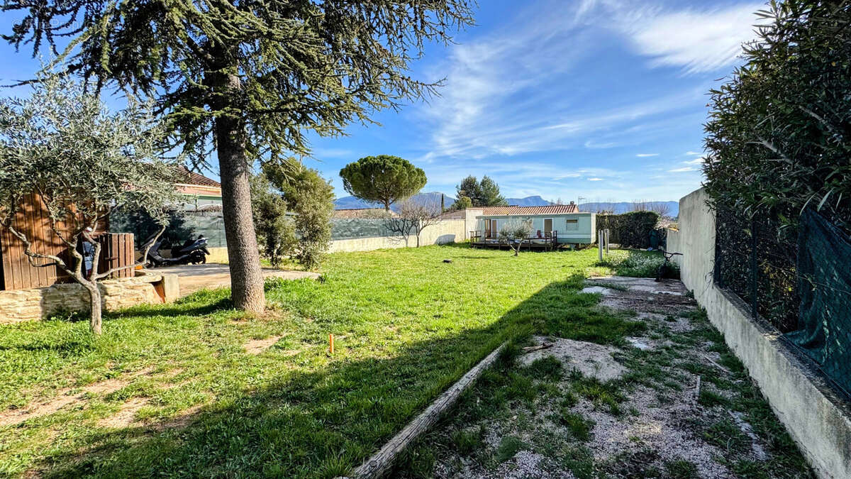 Terrain à POURRIERES