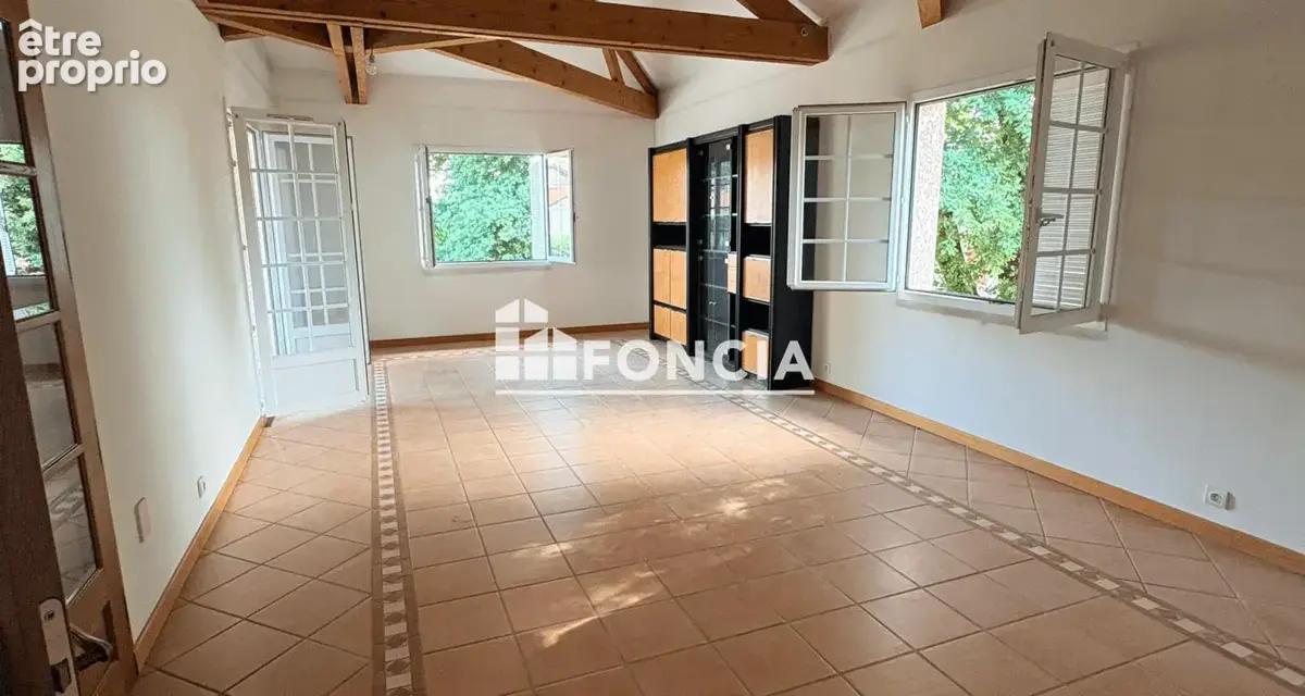 Saint-André-sur-Vieux-Jonc – Maison familiale avec logement indépendant, double garage et terrain arboré - photo 5