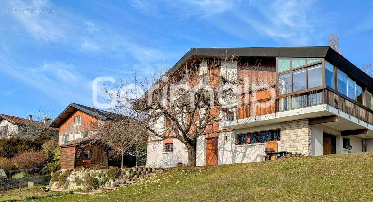 Vente - Maison - 8 pièces + cuisine - 180 m² - 795 000 € - - photo 2