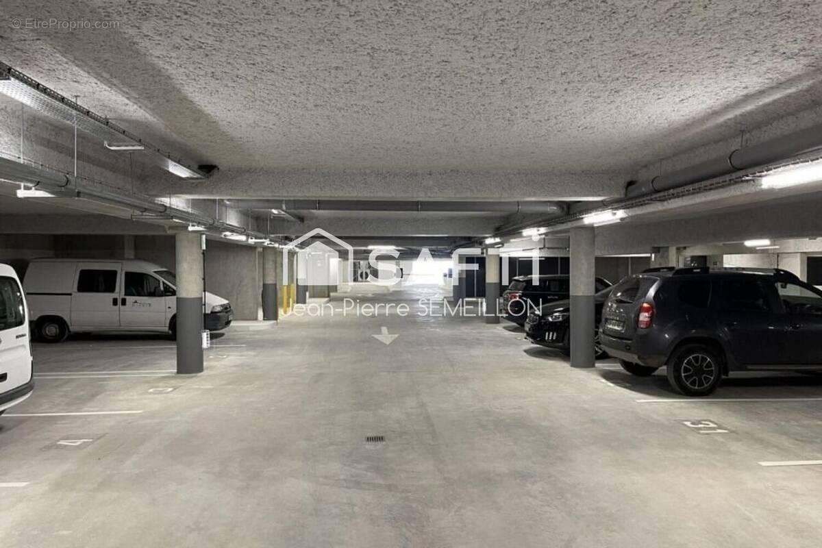 Photo 1 - Parking à AGEN