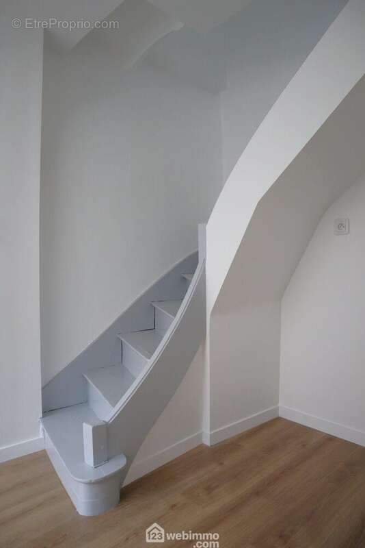 L'escalier en bois mène à l'étage. - Maison à SAINT-SECONDIN