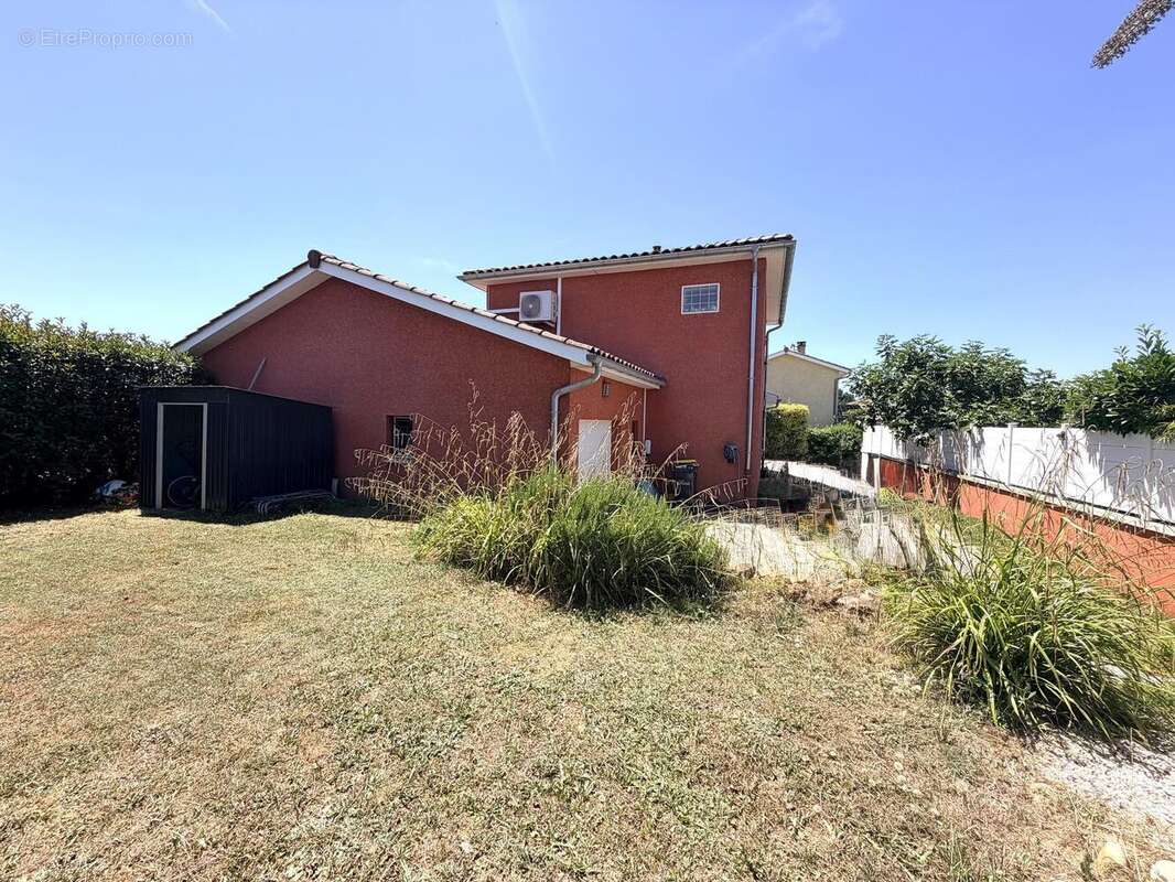 Maison 130 m² à Saint-Jean-De-Thurigneux  - photo 2