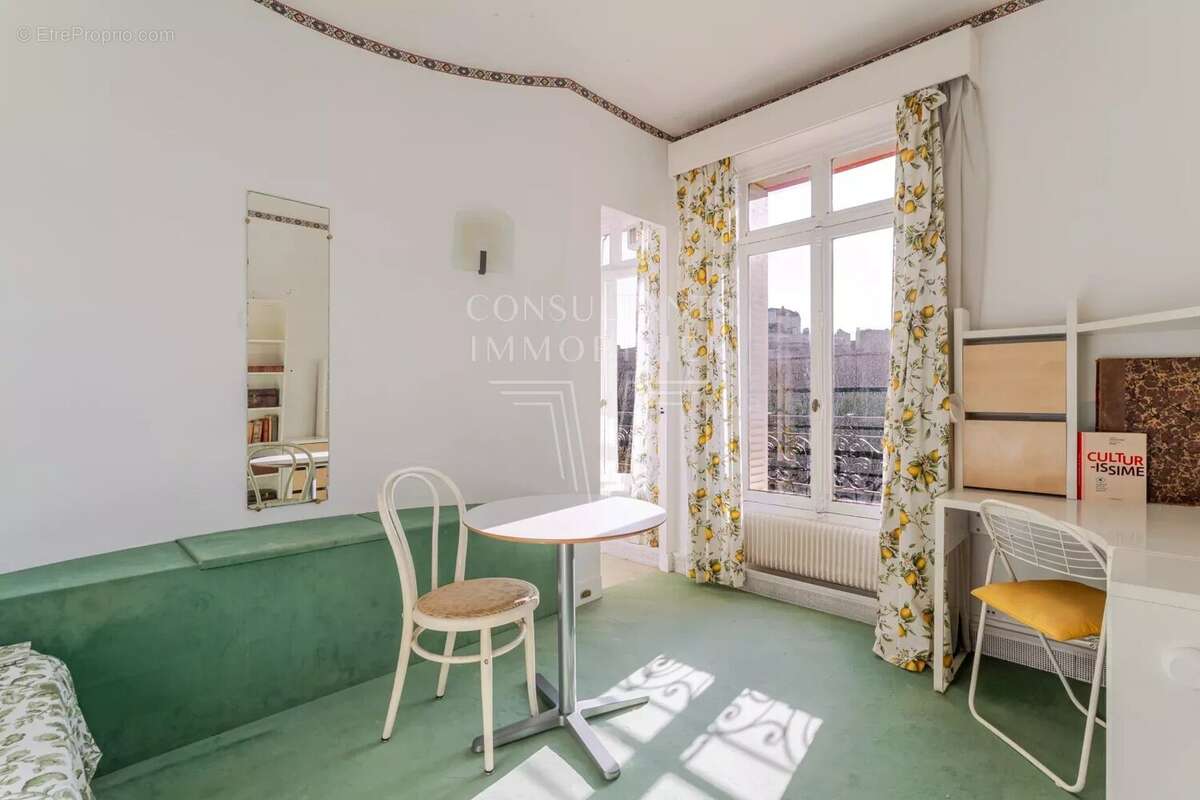 Appartement à PARIS-16E