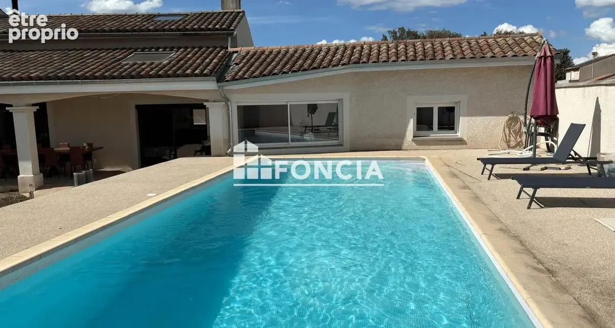 CHAVANNES, très belle villa de 216 m2 en très bon état général sur un terrain de 1530 m2 avec piscine - photo 3
