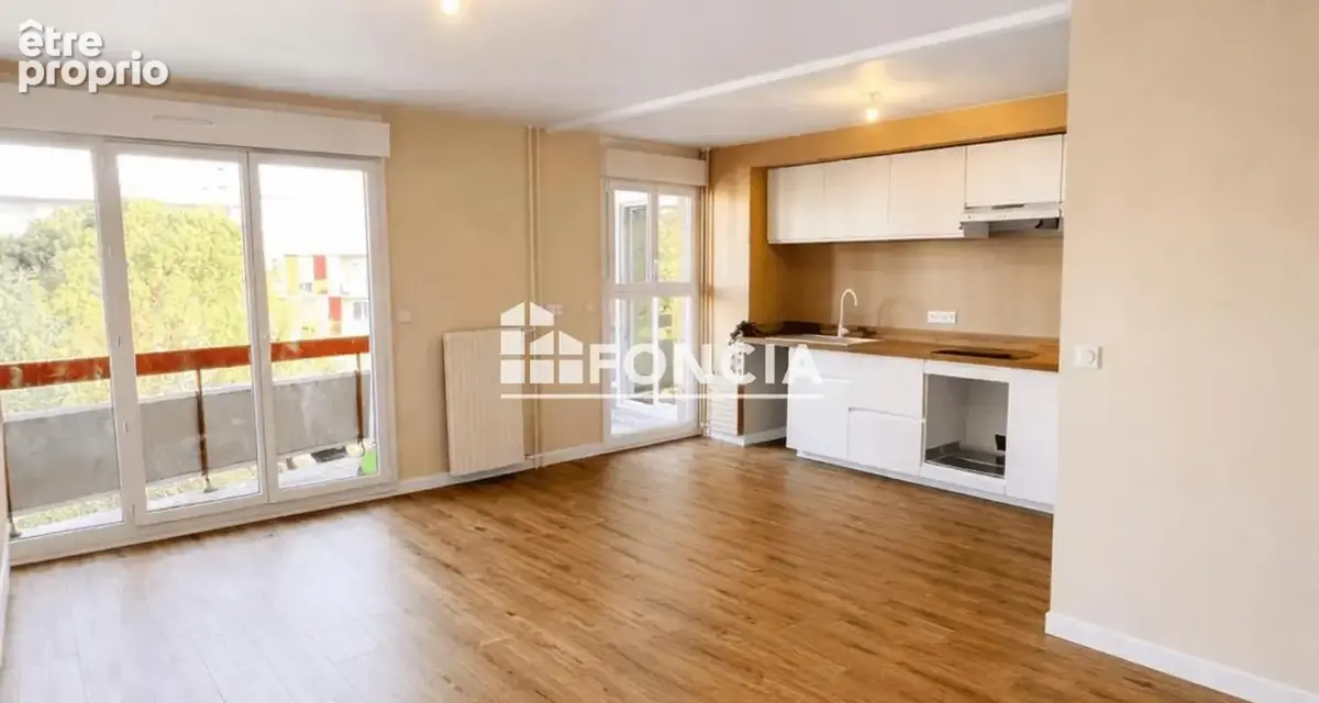 T4 entièrement rénové – 3 chambres – balcon – parking – tram à 200 m - photo 2