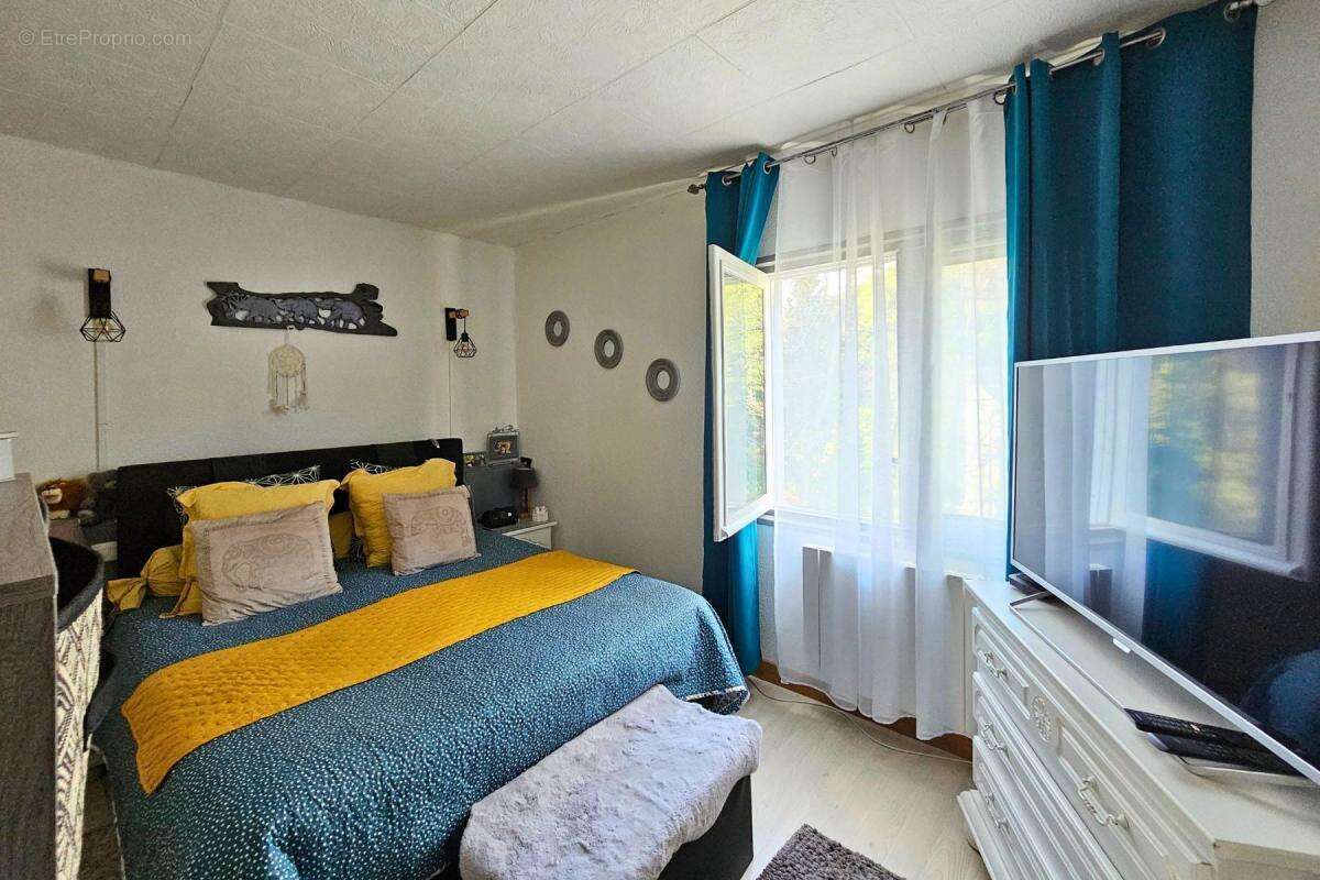 Appartement à REYNES