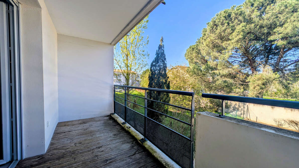 Appartement à BEAUZELLE