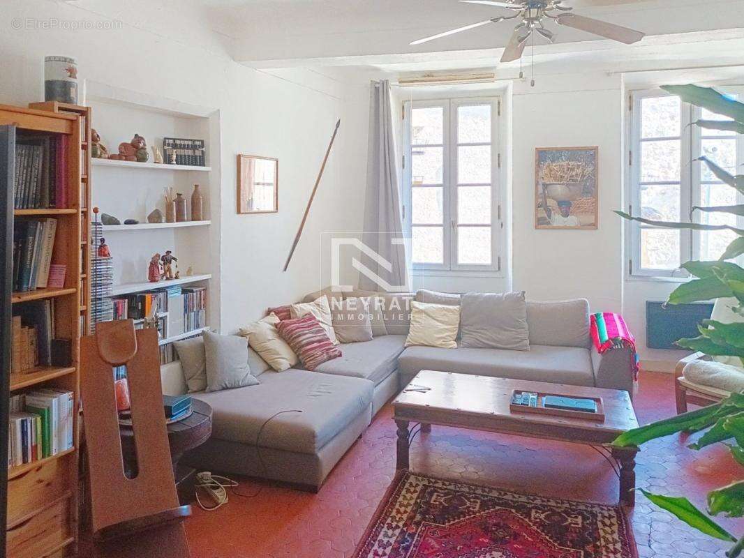 Appartement à TOURRETTES