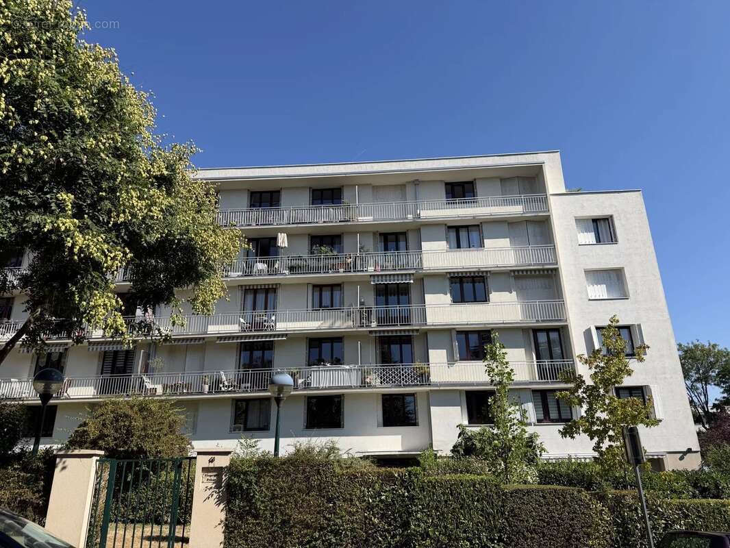 Bougival — Appartement T3/T4 - Refait à neuf -  Résidence avec PISCINE -DPE : C / C - photo 14