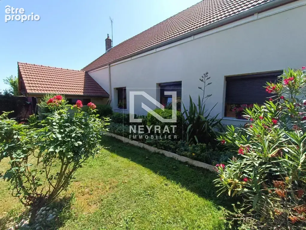 Maison de plein pied avec dépendances et jardin - photo 2