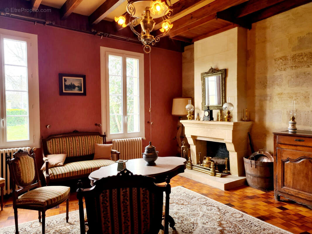 Maison à SAINT-MEDARD-DE-GUIZIERES