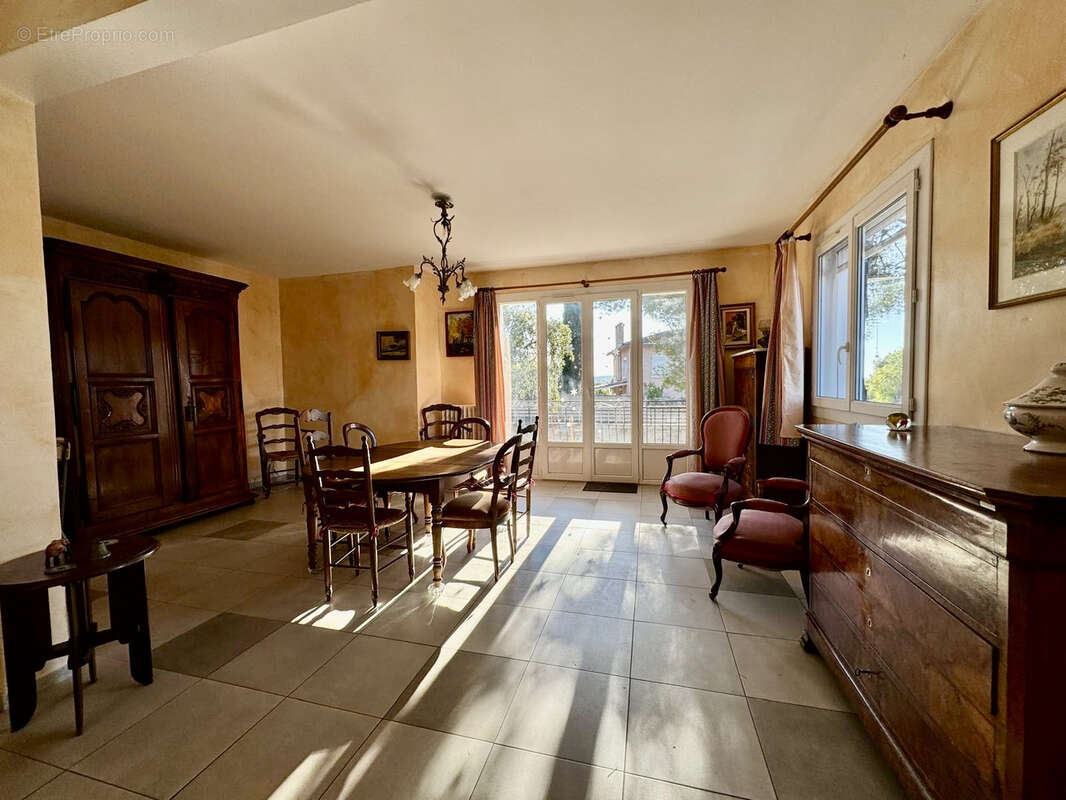 Proche du Brusc - Grande villa provençale vue mer divisée en plusieurs appartements - photo 9