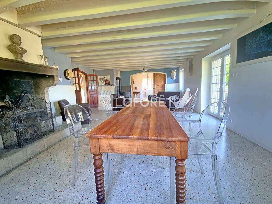 Maison à SAINT-ROMAIN-LACHALM