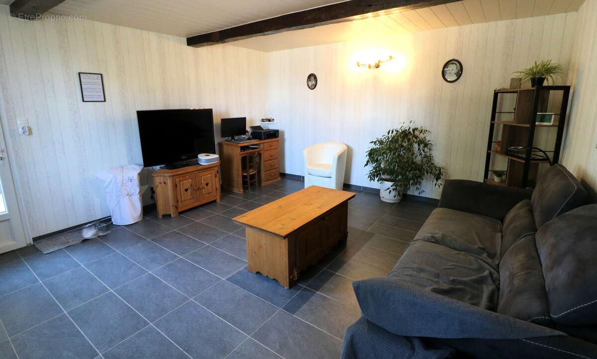 Très Belle Maison de Village entièrement rénovée sur terrain arboré, grandes dépendances, 2297m2 de terrain - photo 25