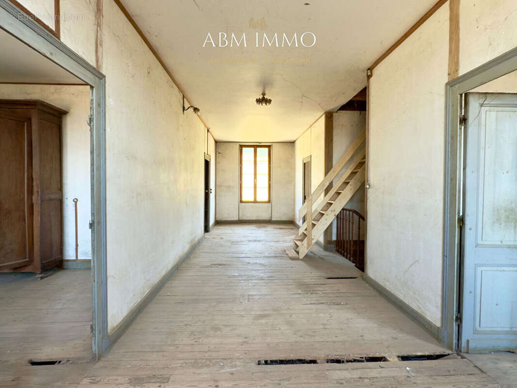 Maison en pierre a renover - fort potentiel - photo 4
