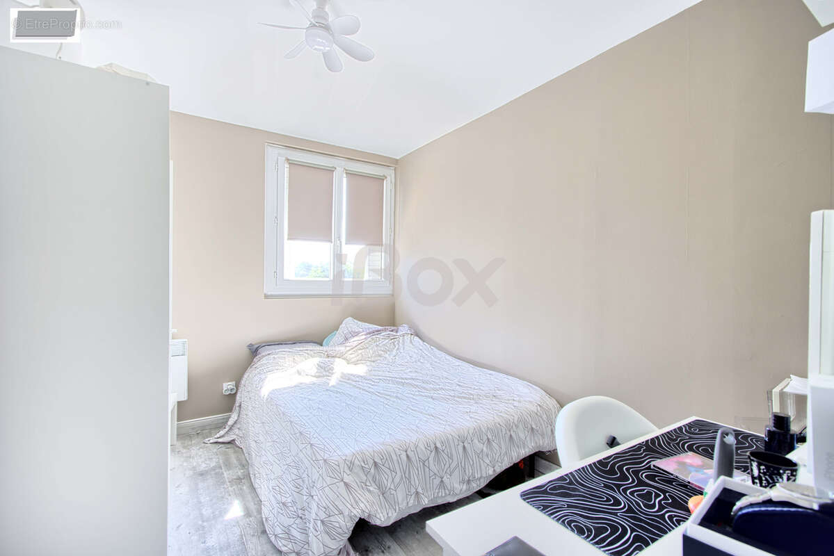 Exclusivité Toulon Est, appartement T4 traversant en dernier étage. - photo 9