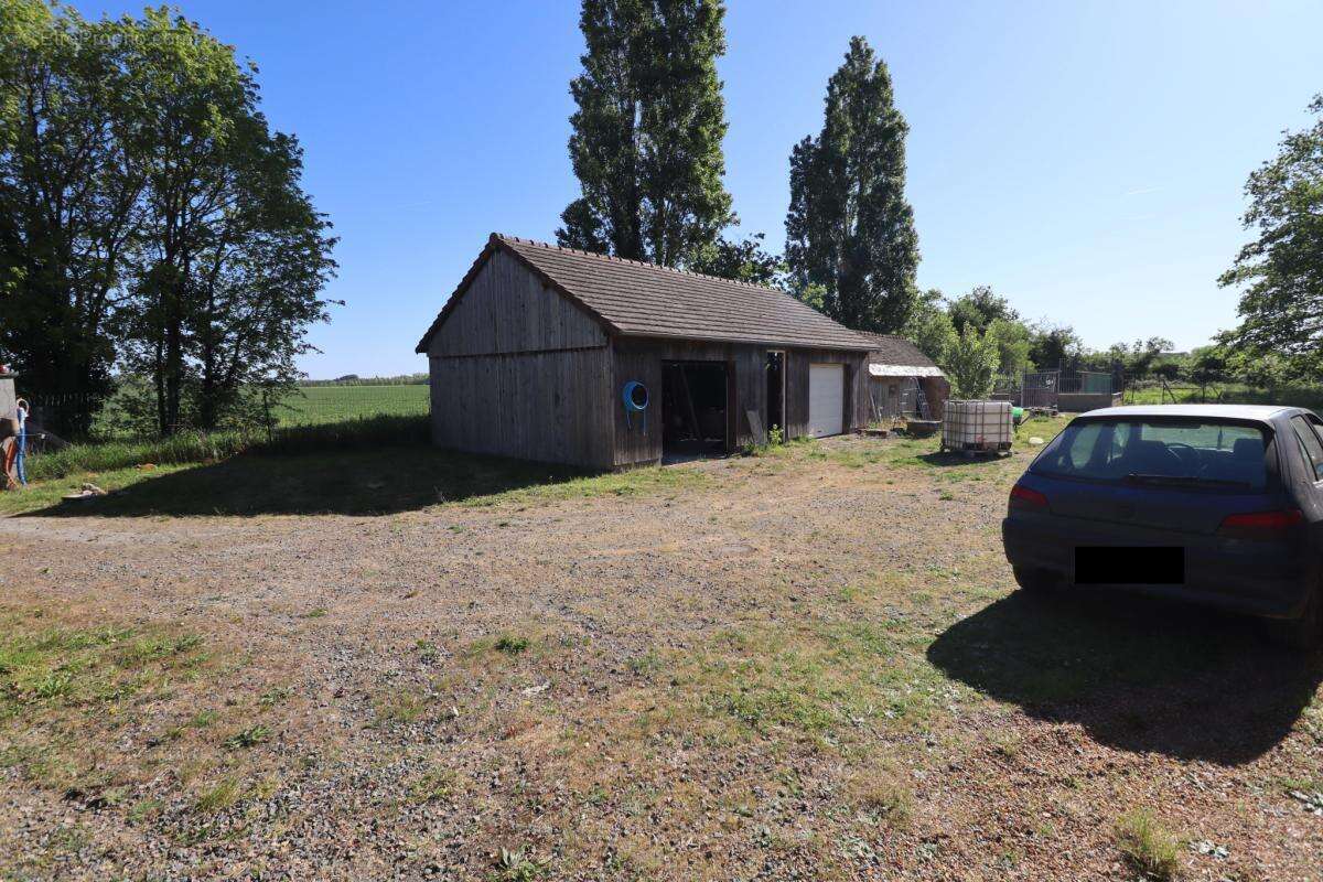 Charmante maison de caractère sur plus de 7000 m2 de terrain - photo 3
