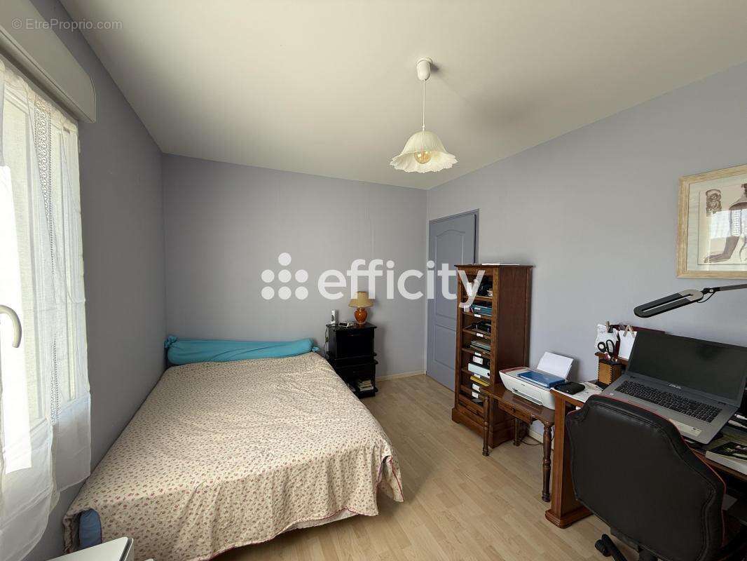 Maison à LES ADJOTS