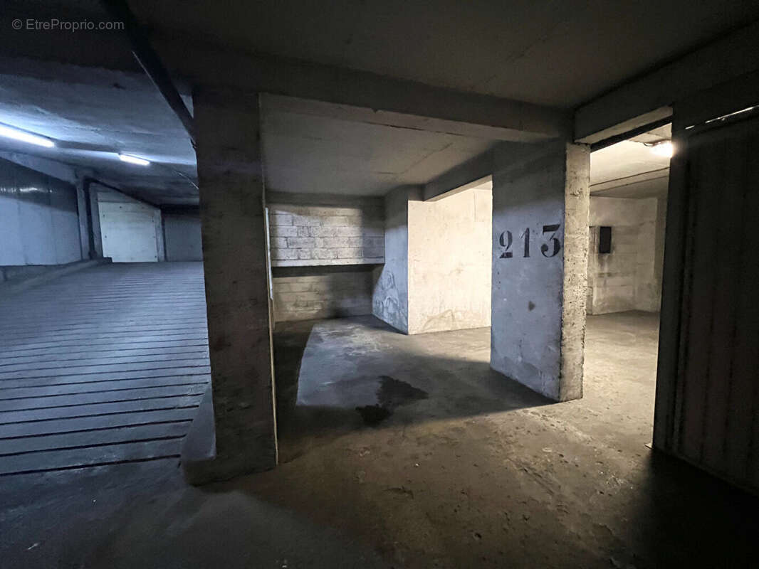 Parking à PARIS-18E