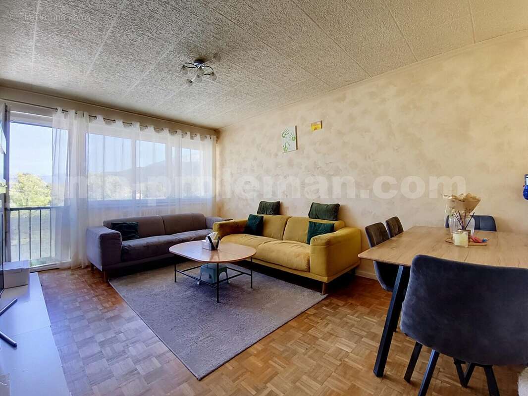 Appartement_T3bis_Bonneville_belle_superficie_prox_commerce_Salon_Séjour_