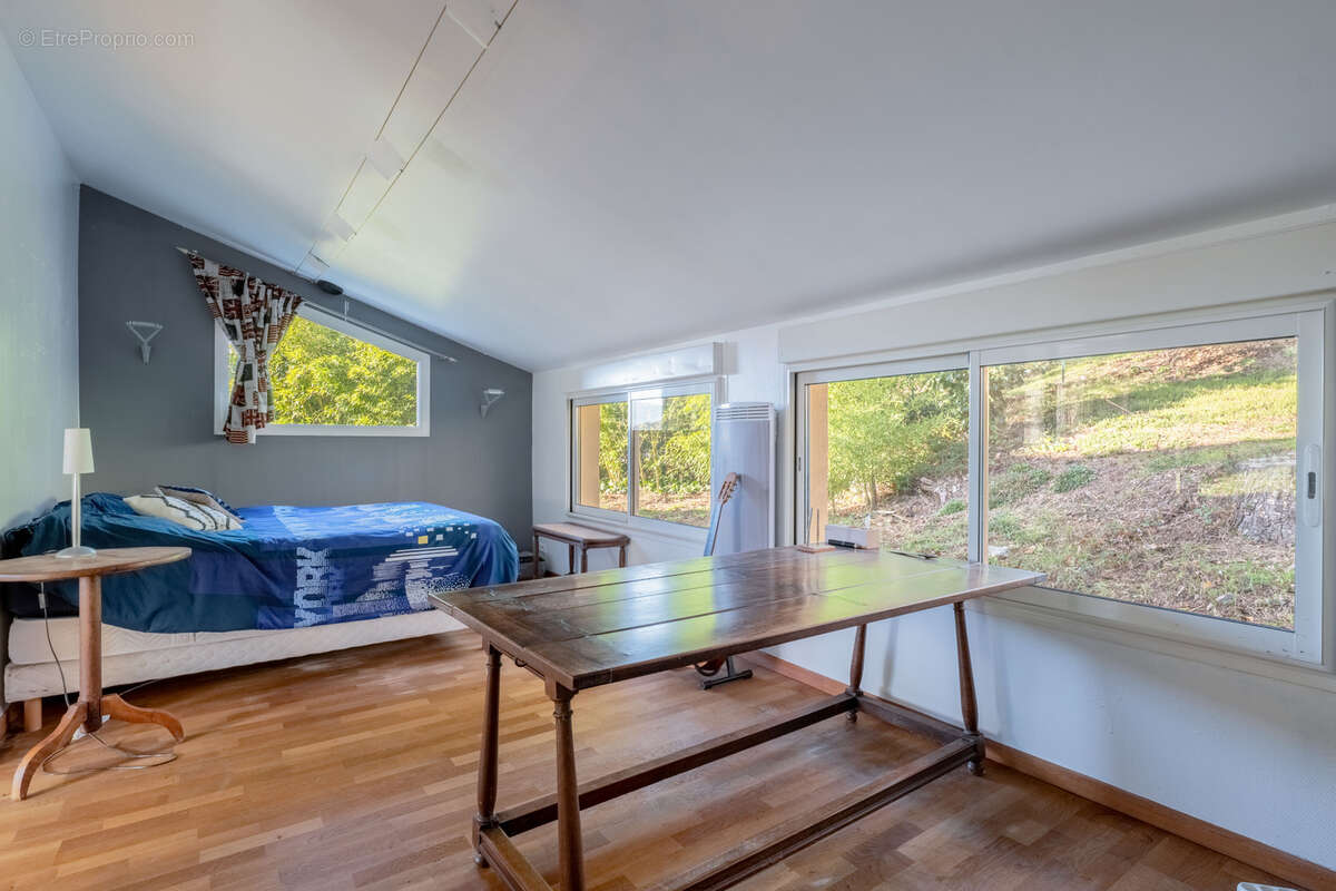 Maison à LA TOUR-DE-SALVAGNY