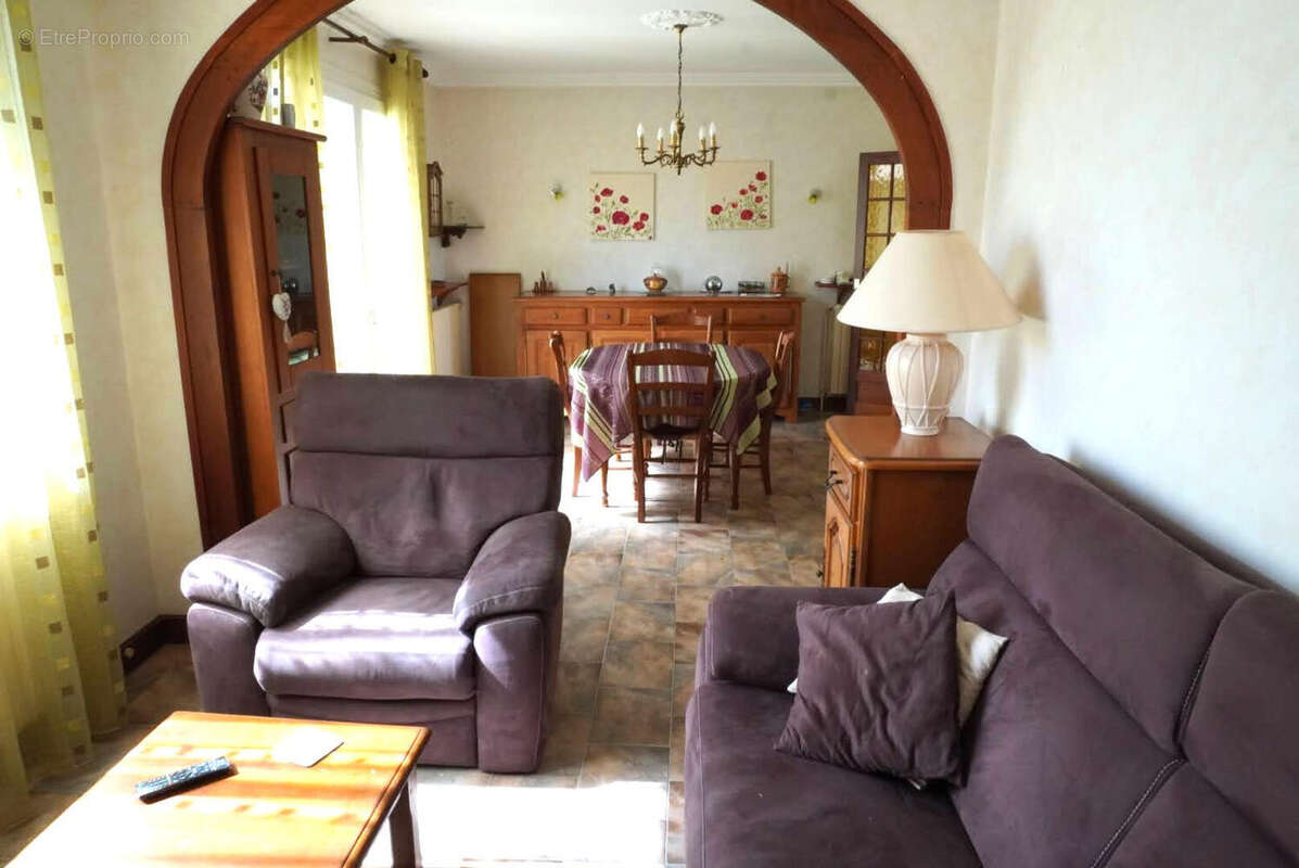 Maison de village à Mauprevoir, Jardins, Garage, Dépendances, Proche des Commerces, 3 Chambres, 2 Salles de Bains - photo 13