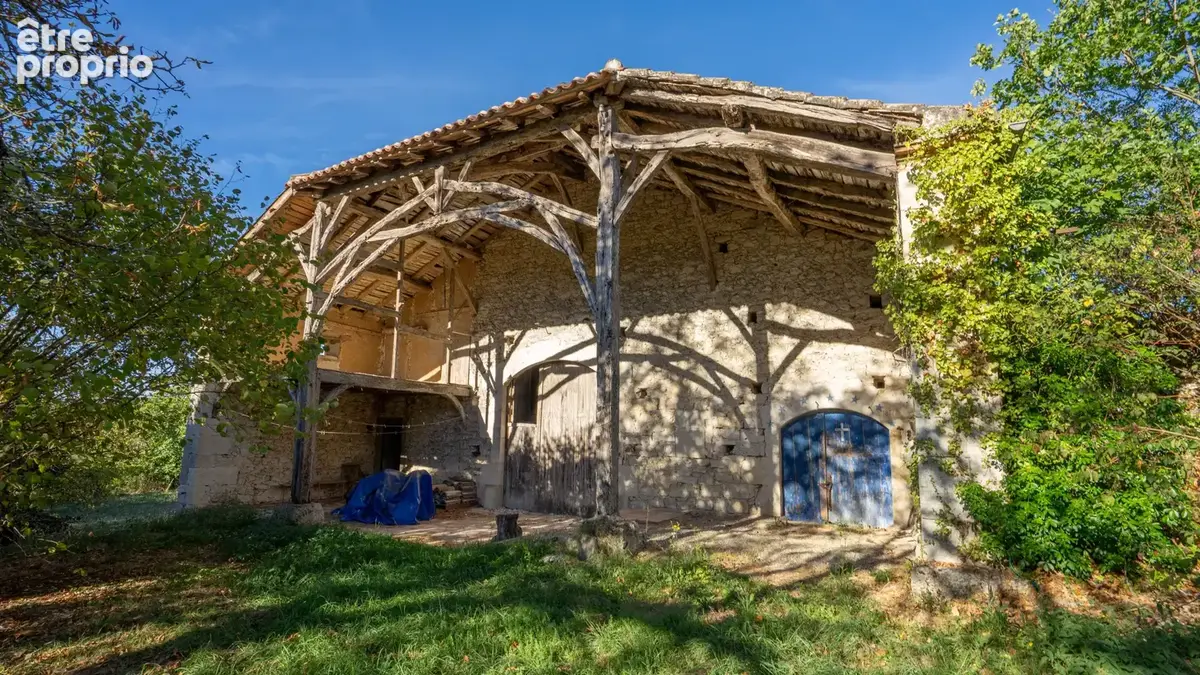 Beau potentiel pour cette propriété en pierre à rénover avec une maison, une grange et un terrain 7802 m2 avec - photo 9