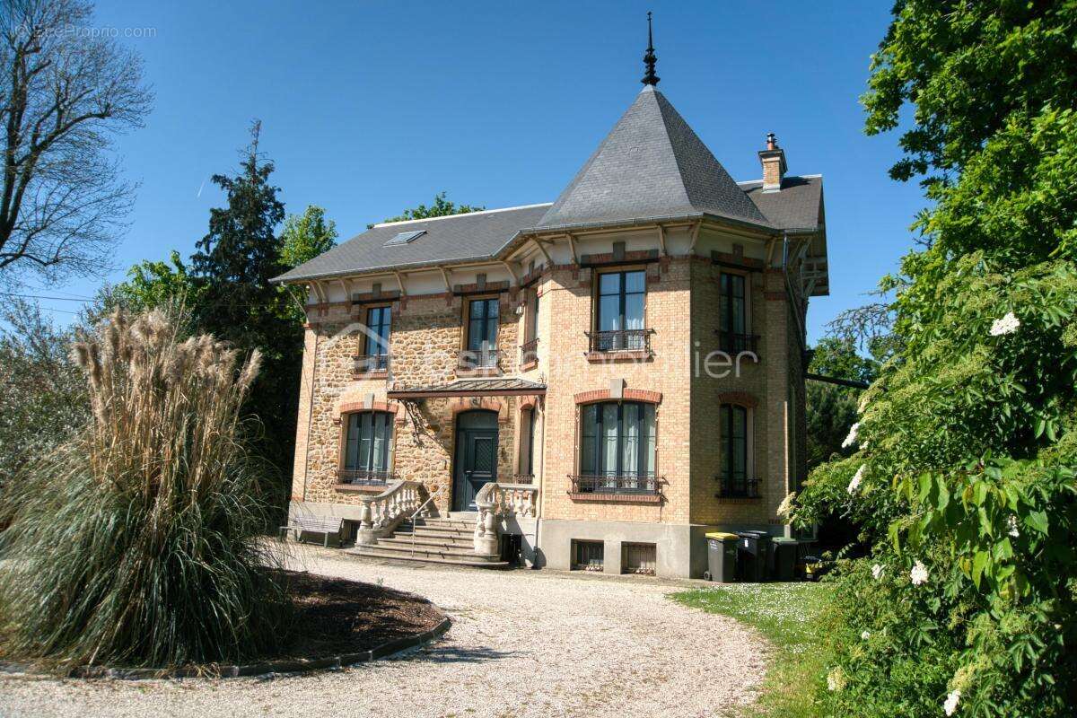 Maison à CHEVRY-COSSIGNY