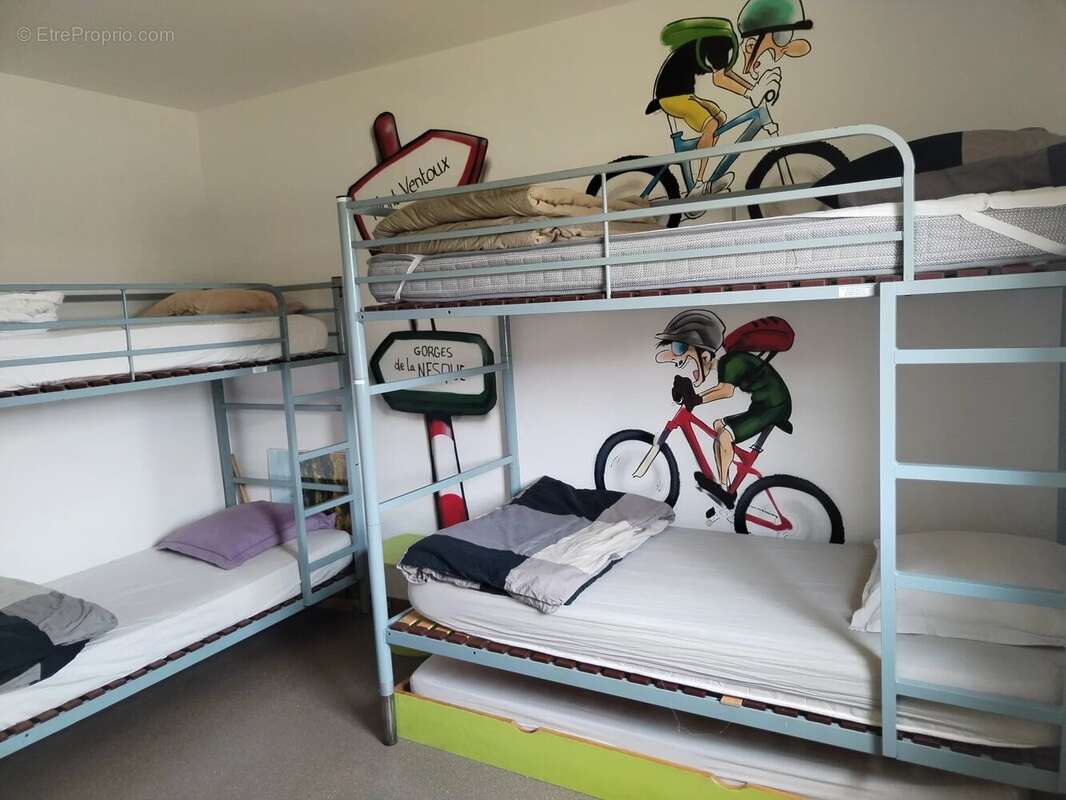 Commerce à PERNES-LES-FONTAINES