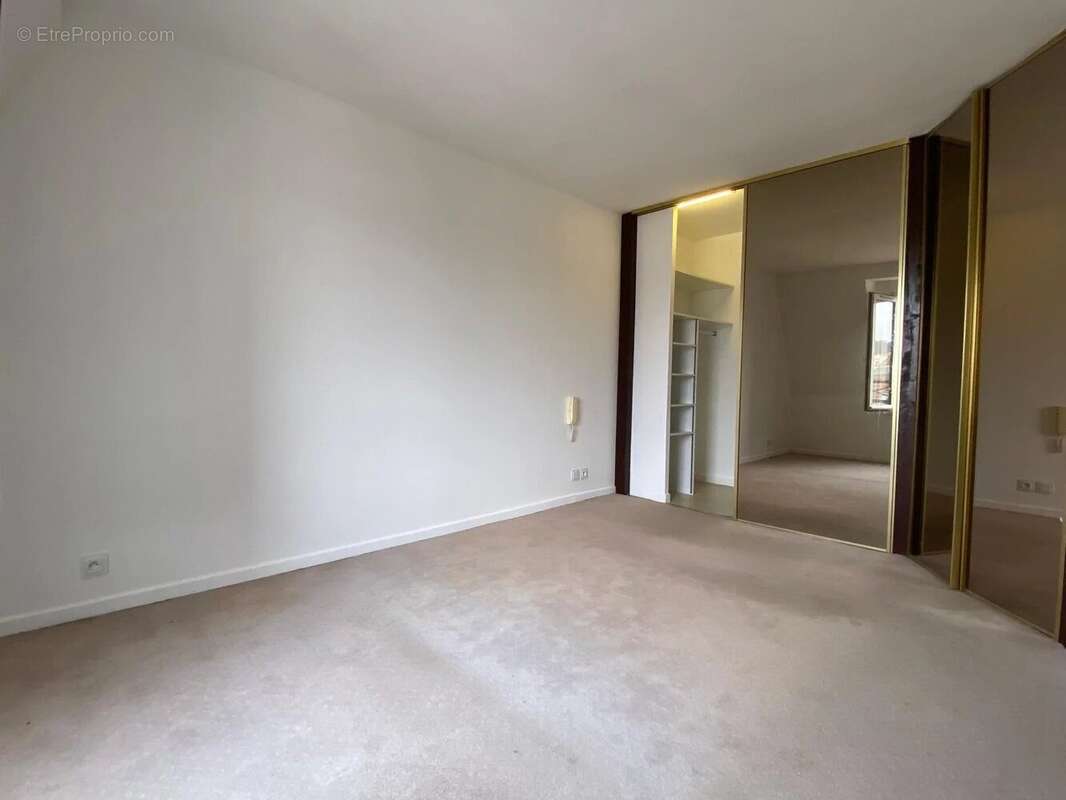 Appartement à LES CLAYES-SOUS-BOIS