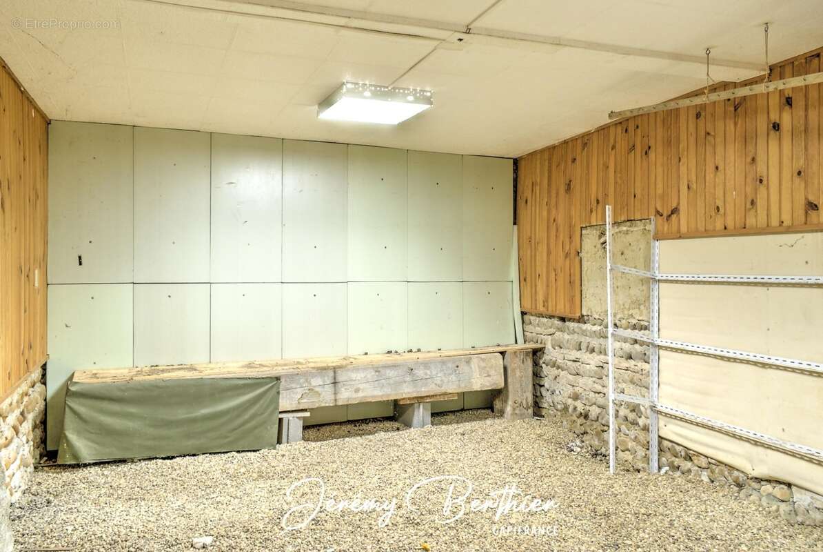 GENAY (69) - Grange de 140 m² - 4 pièces - 434 m² de terrain - Fort potentiel - photo 7