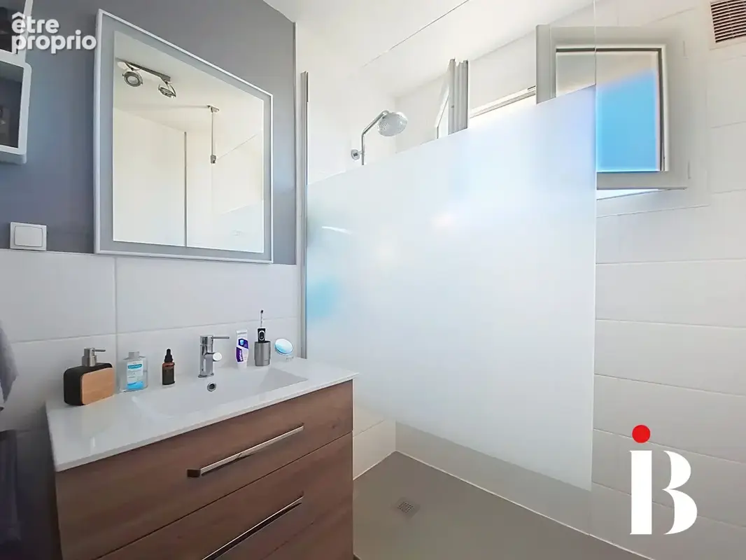 Appartement traversant rénové au dernier étage - photo 5