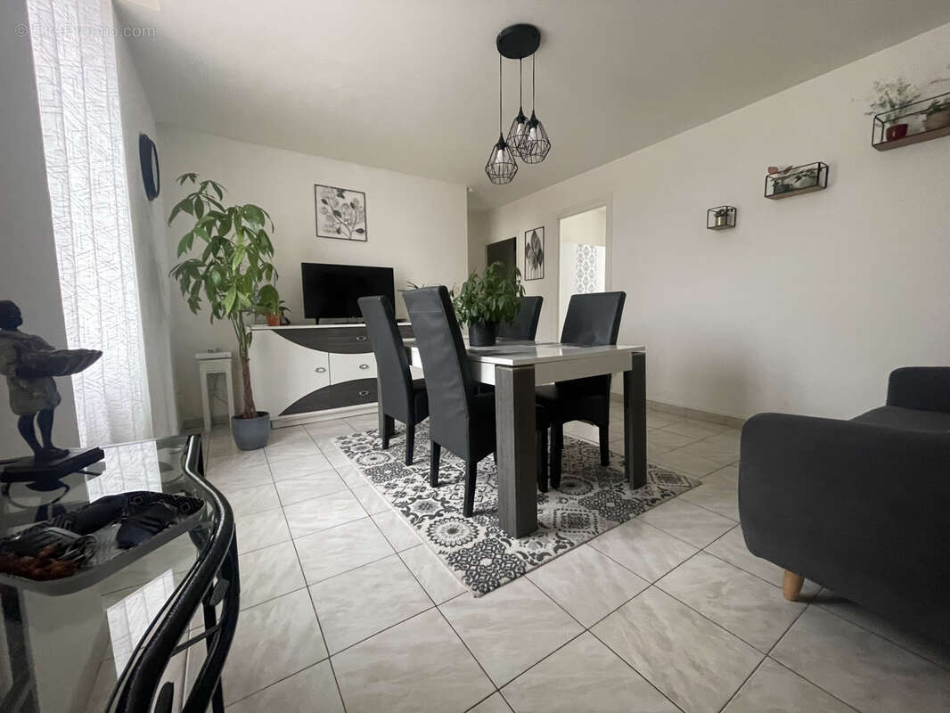 Appartement à SAINT-ROMAIN-LA-MOTTE
