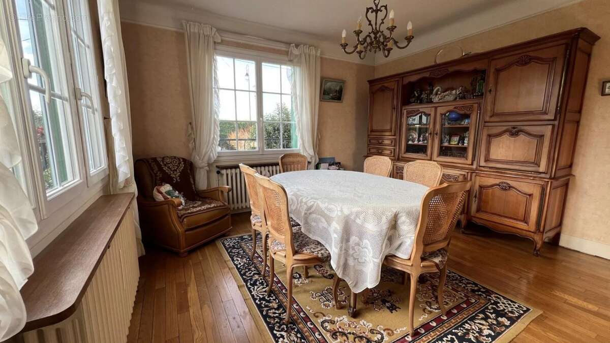 Maison à LES CLAYES-SOUS-BOIS