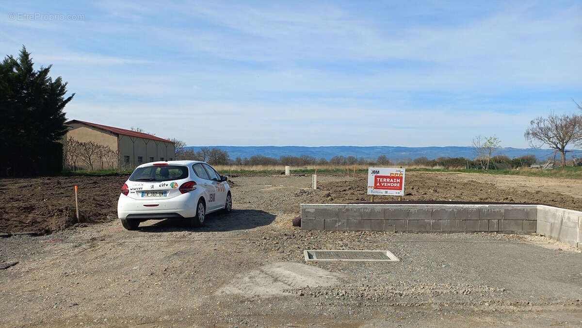 Terrain à CHALAIN-LE-COMTAL