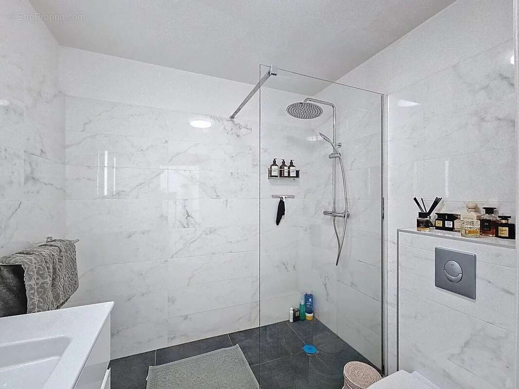 Appartement à SAINT-LAURENT-DU-VAR