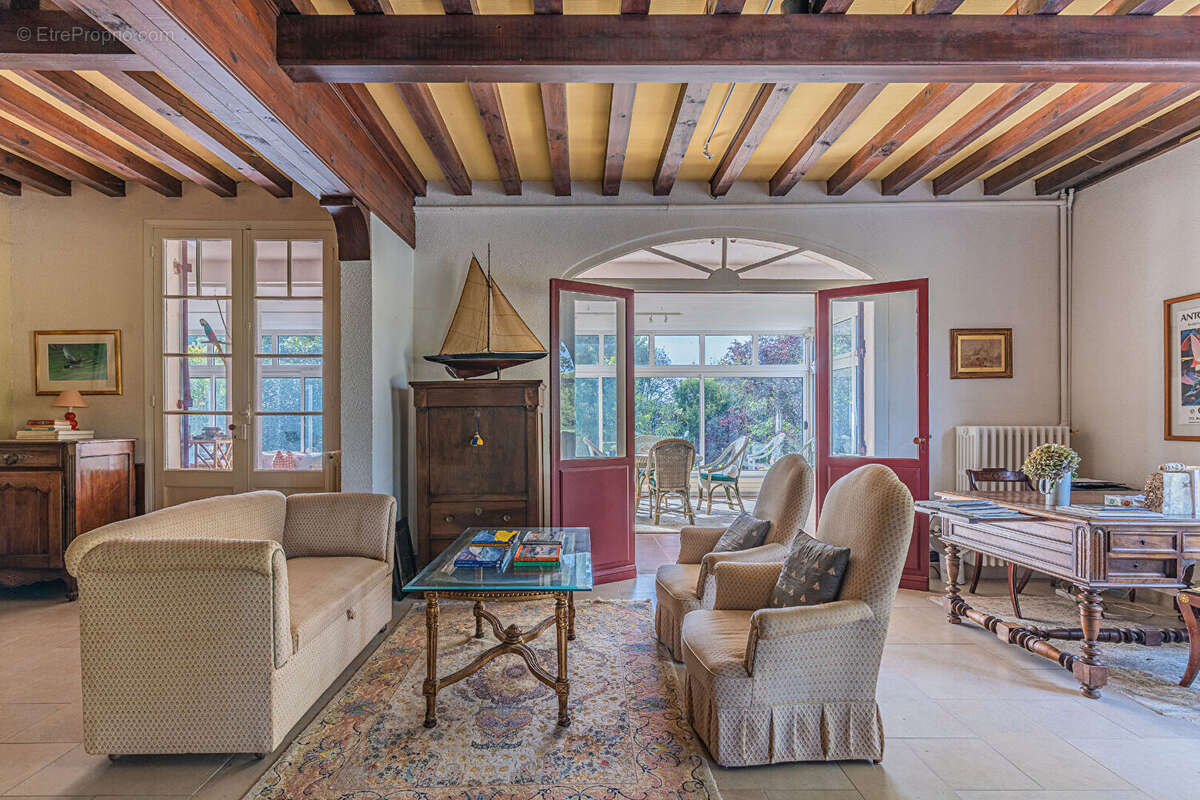 Maison de style basque alliant charme et élégance - photo 6