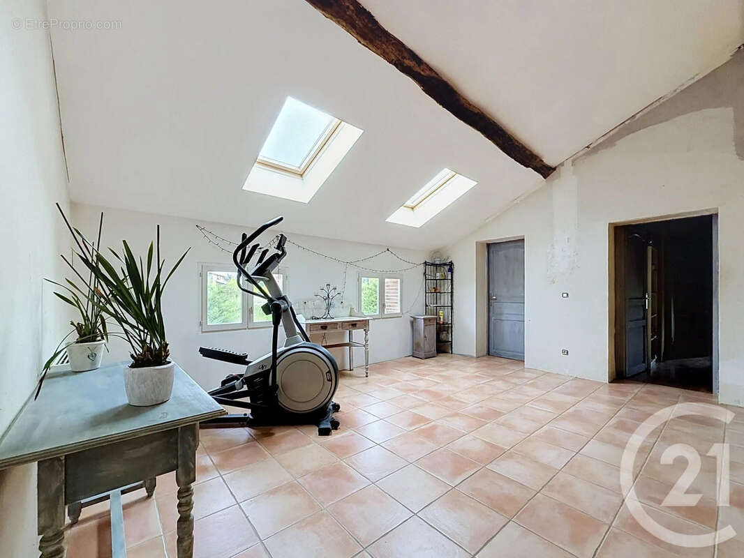 Maison 186 m² à Saint-Nauphary  - photo 9