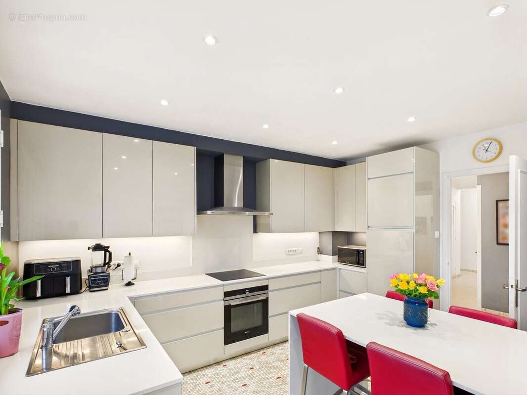 Belle Maison Présentée avec Appartement d’Amis, Piscine et Jardin Clos - photo 3