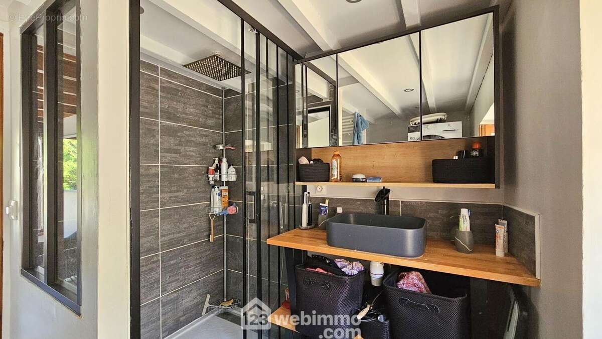 Une salle d&#039;eau/WC avec un espace buanderie. - Maison à MOIGNY-SUR-ECOLE