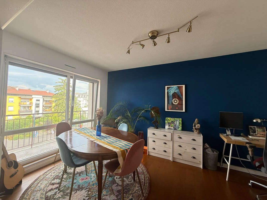 À vendre   Spacieux F4 de 102 m2 avec double salon, balcons, garage et cave   Saint-Louis - photo 4