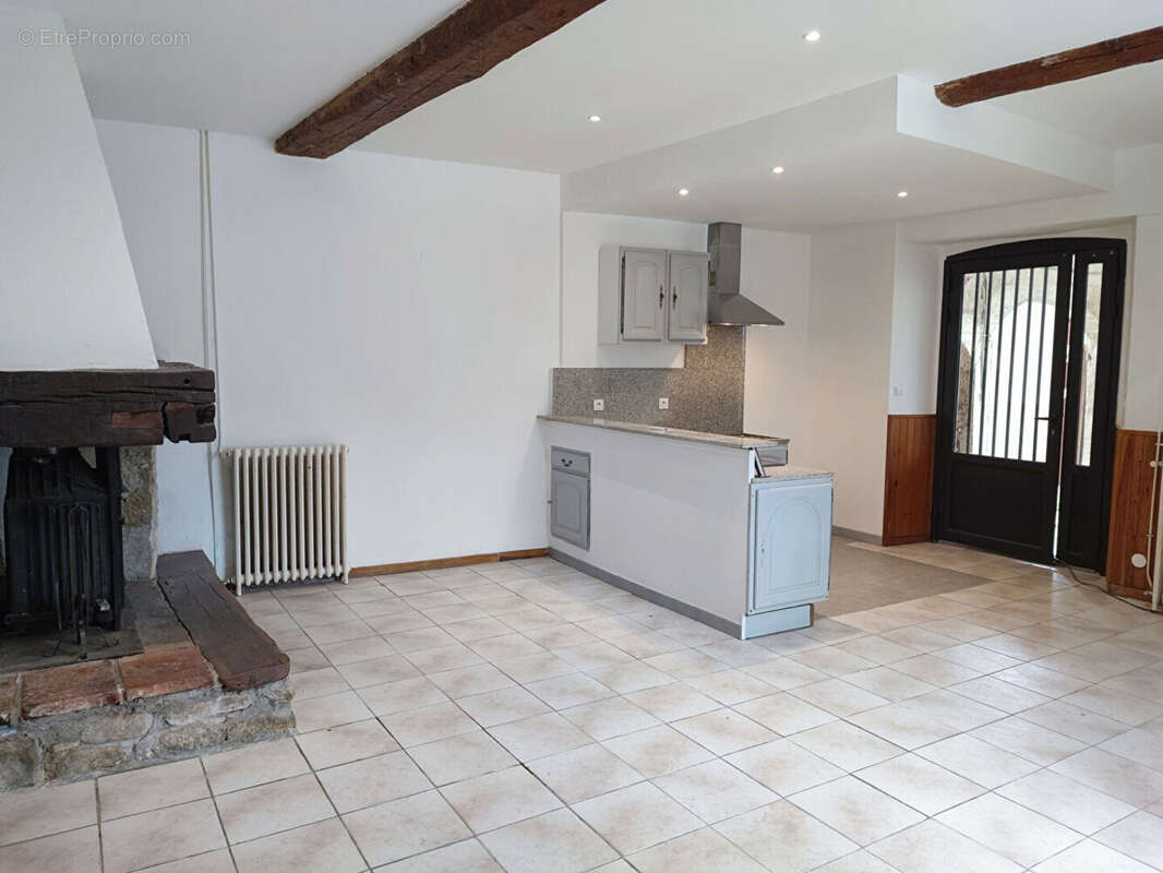 Ensemble immobilier avec 2 maisons (3 logements), garages et terrains constructibles. - photo 11